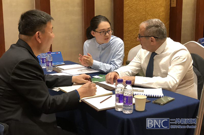 高級翻譯學(xué)院學(xué)生參與科技大會口譯服務(wù)實踐