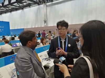 北京頭條:(貿(mào)大志愿者孫浩宇)現(xiàn)場(chǎng)翻譯 助力記者采訪